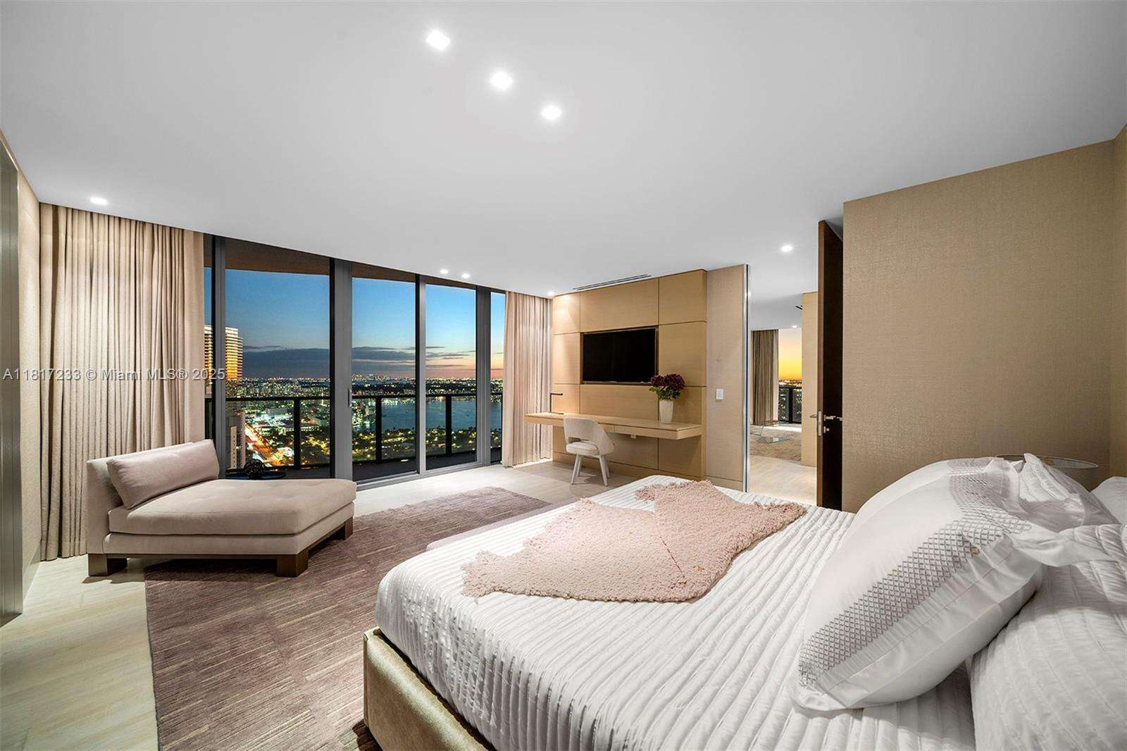 Regalia Unit #PH-43 | Picture 25