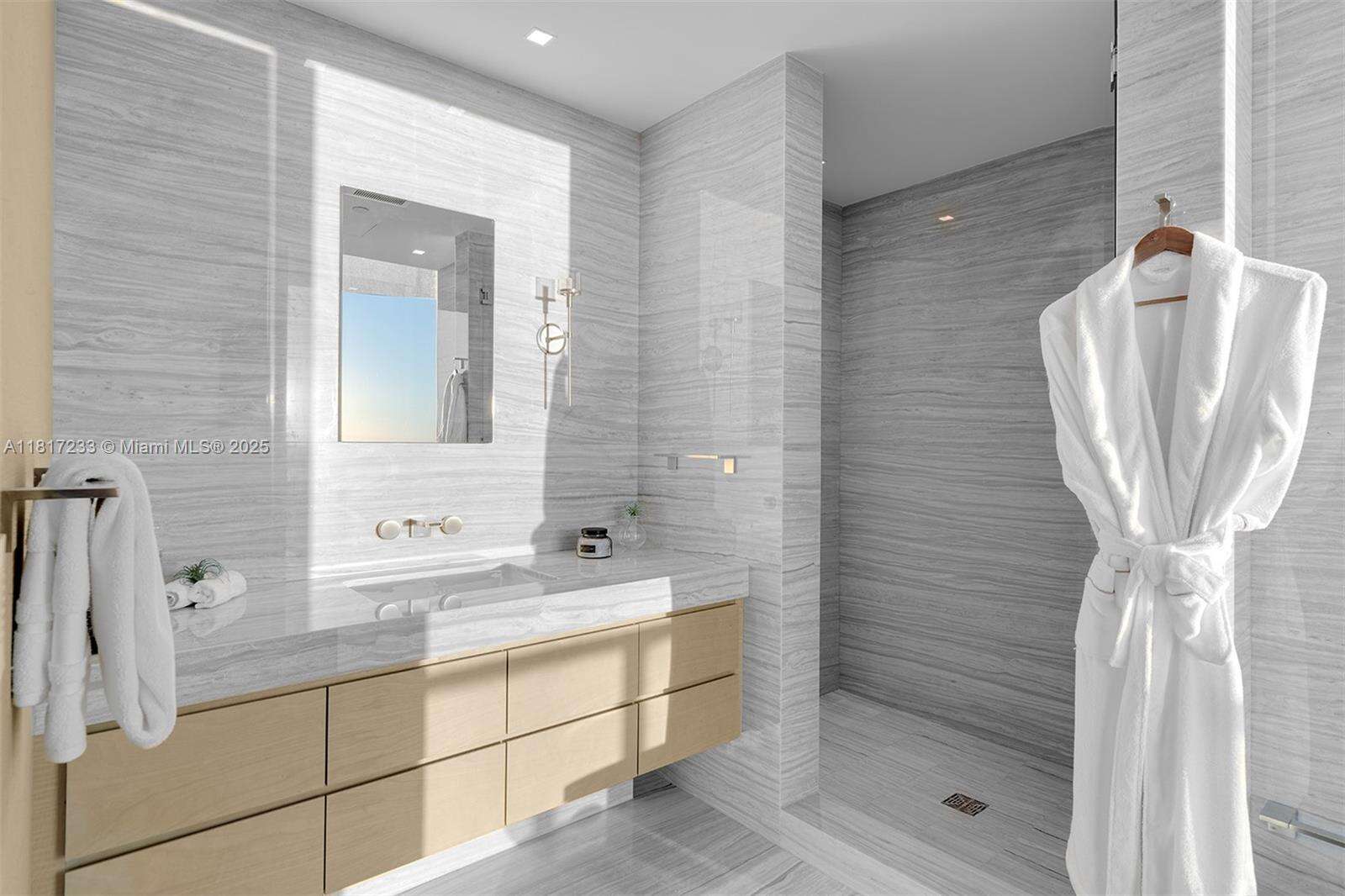 Regalia Unit #PH-43 | Picture 26